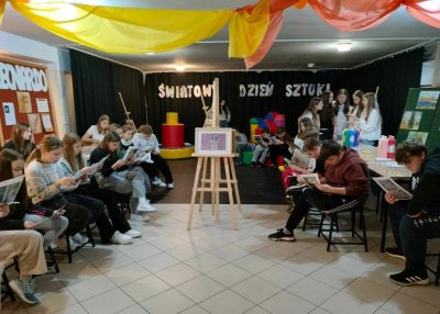 ŚWIATOWY DZIEŃ SZTUKI w SP 1 finał projektu artystyczno - edukacyjnego klasy VII a - 7