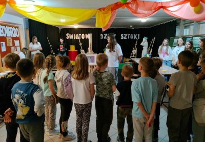 ŚWIATOWY DZIEŃ SZTUKI w SP 1 finał projektu artystyczno - edukacyjnego klasy VII a - 9