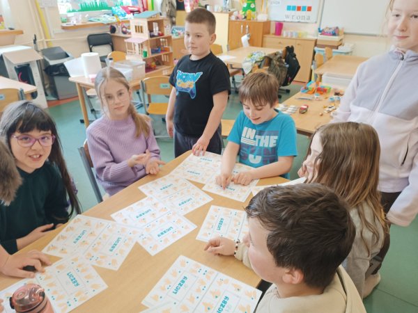 Zajęcia rozwijające kluczowe kompetencje emocjonalno-społeczne „Zabawy z językiem migowym” — zdjęcie 2