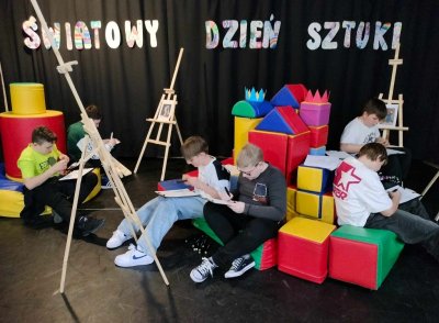 ŚWIATOWY DZIEŃ SZTUKI w SP 1 finał projektu artystyczno - edukacyjnego klasy VII a - 10
