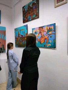 Uczniowie SP1 na wernisażu malarstwa Arkadiusza Kulpy - 1