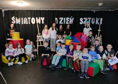 ŚWIATOWY DZIEŃ SZTUKI w SP 1 finał projektu artystyczno - edukacyjnego klasy VII a - 1