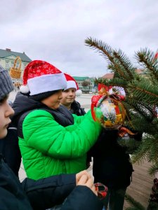 Ubieranie choinki na Placu Wolności - 1