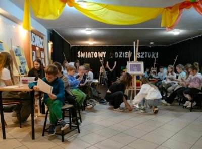 ŚWIATOWY DZIEŃ SZTUKI w SP 1 finał projektu artystyczno - edukacyjnego klasy VII a - 2