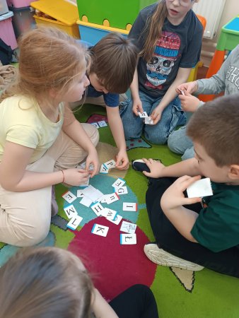 Zajęcia rozwijające kluczowe kompetencje emocjonalno-społeczne „Zabawy z językiem migowym” — zdjęcie 11