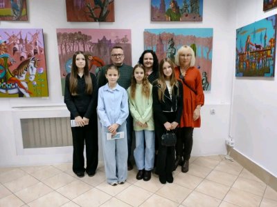 Uczniowie SP1 na wernisażu malarstwa Arkadiusza Kulpy - 2