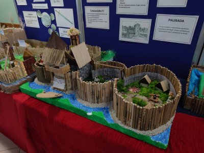 W kameralnej przestrzeni SP Nr 1 niezwykła wystawa prac uczniów - 3