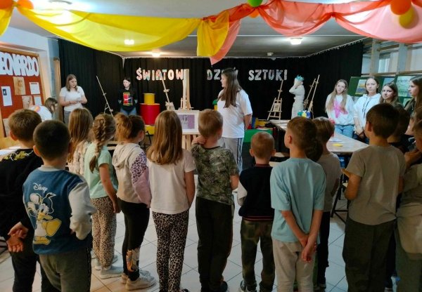 ŚWIATOWY DZIEŃ SZTUKI w SP 1 finał projektu artystyczno - edukacyjnego klasy VII a — zdjęcie 9