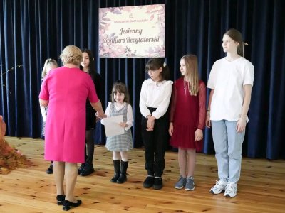 🏆 Sukcesy Uczennic ze Szkoły Podstawowej Nr 1 w Gminnych Eliminacjach 29 Jesiennego Konkursu Recytatorskiego - 2