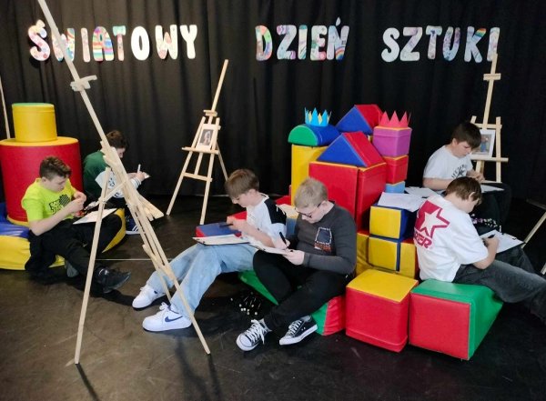 ŚWIATOWY DZIEŃ SZTUKI w SP 1 finał projektu artystyczno - edukacyjnego klasy VII a — zdjęcie 10