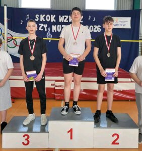 Rekordowy „Skok wzwyż przy muzyce” – sportowa walka z nałogami w SP1 - 4