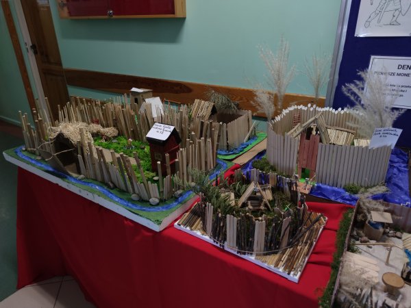 W kameralnej przestrzeni SP Nr 1 niezwykła wystawa prac uczniów — zdjęcie 4