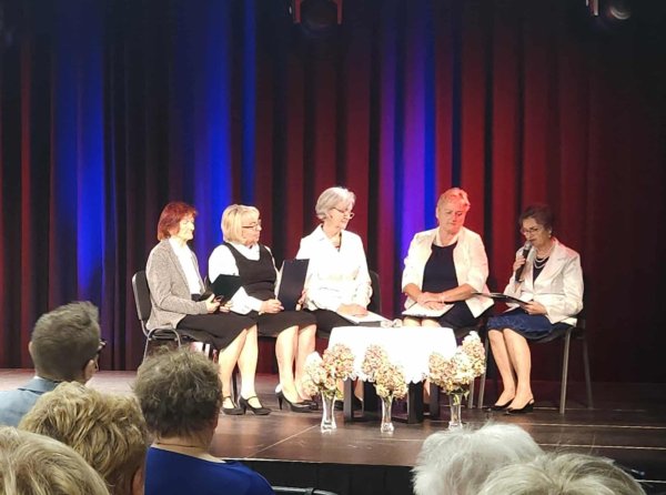 17-LECIE UNIWERSYTETU TRZECIEGO WIEKU z SP1- uroczystość integrująca pokolenia. — zdjęcie 1