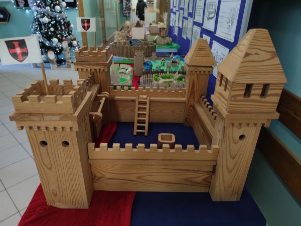 W kameralnej przestrzeni SP Nr 1 niezwykła wystawa prac uczniów — zdjęcie 1