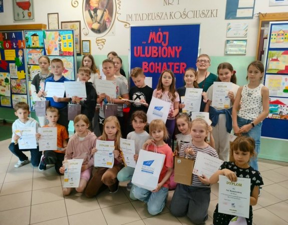 Rozstrzygnięcie XXI Powiatowego Konkursu Plastycznego na plakat pt. „Mój ulubiony bohater”. — zdjęcie 26