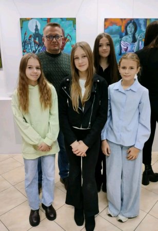 Uczniowie SP1 na wernisażu malarstwa Arkadiusza Kulpy — zdjęcie 3