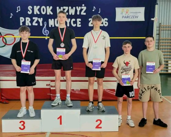 Rekordowy „Skok wzwyż przy muzyce” – sportowa walka z nałogami w SP1 — zdjęcie 2