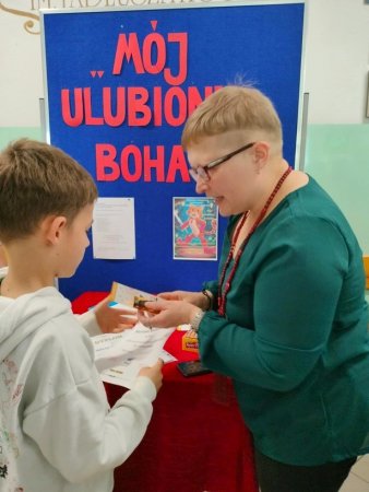 Rozstrzygnięcie XXI Powiatowego Konkursu Plastycznego na plakat pt. „Mój ulubiony bohater”. — zdjęcie 7