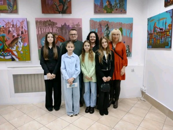 Uczniowie SP1 na wernisażu malarstwa Arkadiusza Kulpy — zdjęcie 2