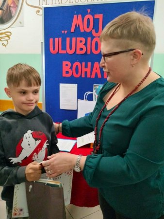 Rozstrzygnięcie XXI Powiatowego Konkursu Plastycznego na plakat pt. „Mój ulubiony bohater”. — zdjęcie 8