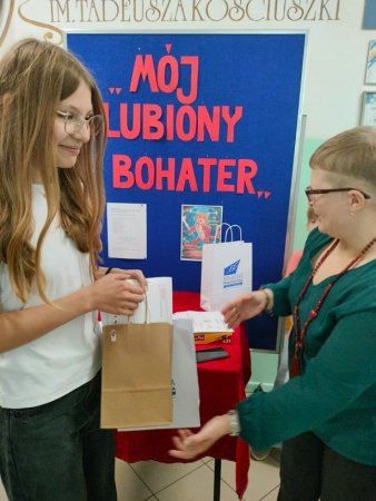 Rozstrzygnięcie XXI Powiatowego Konkursu Plastycznego na plakat pt. „Mój ulubiony bohater”. — zdjęcie 22