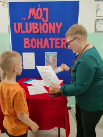 Rozstrzygnięcie XXI Powiatowego Konkursu Plastycznego na plakat pt. „Mój ulubiony bohater”. — zdjęcie 15