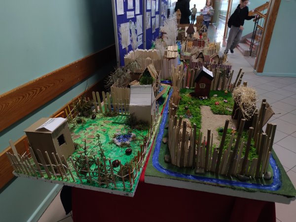 W kameralnej przestrzeni SP Nr 1 niezwykła wystawa prac uczniów — zdjęcie 5