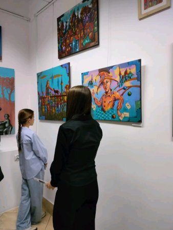 Uczniowie SP1 na wernisażu malarstwa Arkadiusza Kulpy — zdjęcie 1