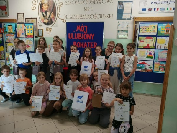 Rozstrzygnięcie XXI Powiatowego Konkursu Plastycznego na plakat pt. „Mój ulubiony bohater”. — zdjęcie 1