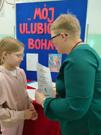 Rozstrzygnięcie XXI Powiatowego Konkursu Plastycznego na plakat pt. „Mój ulubiony bohater”. — zdjęcie 6