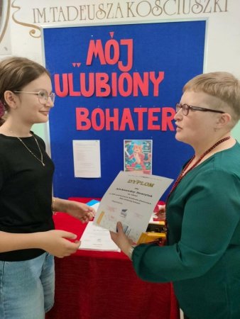 Rozstrzygnięcie XXI Powiatowego Konkursu Plastycznego na plakat pt. „Mój ulubiony bohater”. — zdjęcie 19